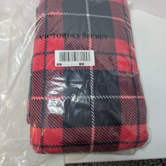 NWT Never Used Victoria’s Secret Plaid Tote Bag & Cozy Blanket Set - Picture 9 of 9